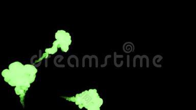 荧光绿色墨水在黑色背景下溶解在水中，用Luma哑光。 3D渲染V5很多流
