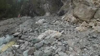 旅行者在行动摄像机上探索一条山河。