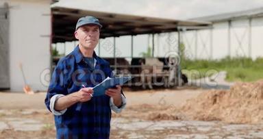 农民对牛棚剪贴板的分析和书写