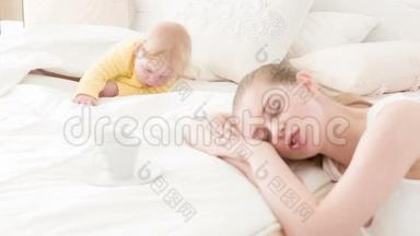 睡觉快乐的宝宝和疲惫的妈妈.