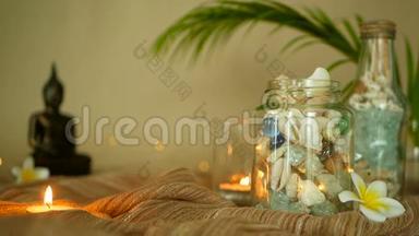 玻璃瓶中装满贝壳、珊瑚、蜡烛灯的海洋物品、梅花、坐佛装饰