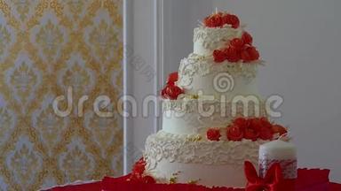 红色婚礼蛋糕视频特写甜点在婚宴上