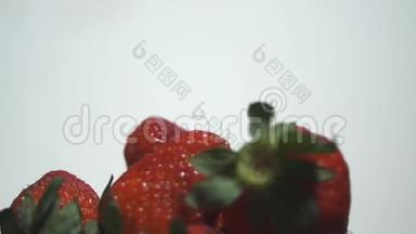 草莓在白色背景纺丝