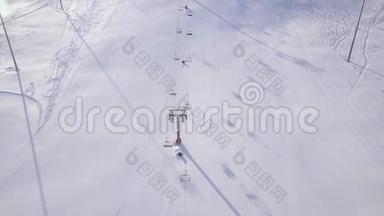 人们在冬季滑雪场的雪坡上滑雪和滑雪板。 滑雪电梯上雪山无人机观景.. 冬季