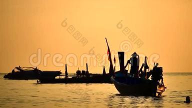 剪影长尾船改作船游，游客在安达曼海漂流