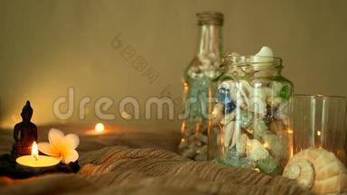 玻璃<strong>瓶</strong>中装满贝壳、珊瑚、蜡烛灯的<strong>海洋</strong>物品、梅花、坐佛装饰