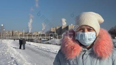 一个女人戴着面罩，在冬天抽烟斗的背景下。