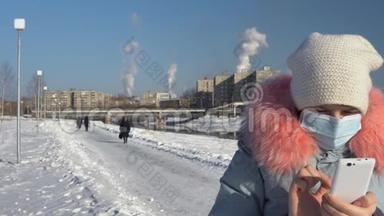 一个女人戴着面罩，在冬天抽<strong>烟斗</strong>的背景下。