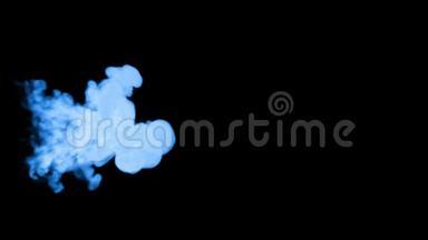 蓝墨水在黑色背景上溶解在水中，用卢马哑光。 计算机仿真的三维渲染。 V15