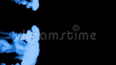 蓝墨水在黑色背景上溶解在水中，用卢马哑光。 计算机<strong>仿真</strong>的三维渲染。 V2