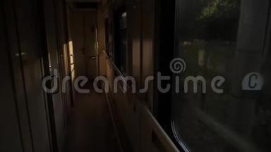 列车车厢内阳光车厢与夜间走廊出发前. 慢动作视频。 走廊