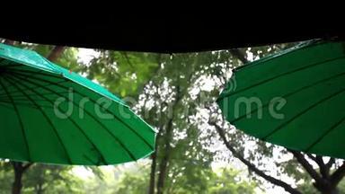 公园里的伞的一部分在雨中。 高清高清
