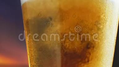 啤酒杯特写.. 在一杯啤酒泡沫和气泡中缓慢运动。 一杯啤酒里的泡沫和气泡