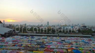泰国曼谷Ratchada夜列车市场-2018年2月马戏团：曼谷当地市场上五颜六色的帐篷。