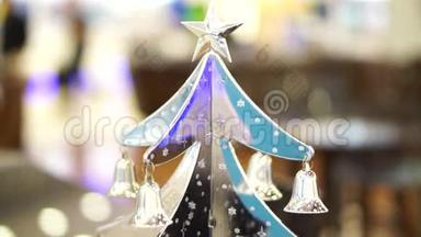 圣诞节银饰，树，驯鹿和挂在树上的铃铛