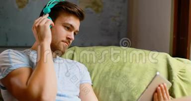 男子在家中听数码平板电脑音乐
