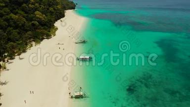 热带海滩和蓝色泻湖。 菲律宾长滩岛普卡壳牌海滩，鸟瞰图..