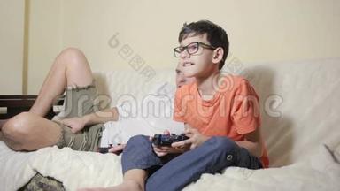 父亲和儿子在家里的沙发上玩电子游戏