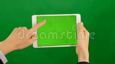女商人在绿色背景上使用空白的绿色屏幕平板电脑。