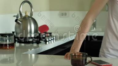 厨房里的女人<strong>用</strong>平板<strong>电脑</strong>，刚醒过来。 早餐。 清晨