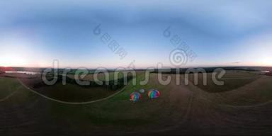 热气球在天空中飞过一片田野。