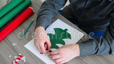 男孩用自动黏贴纸制圣诞卡