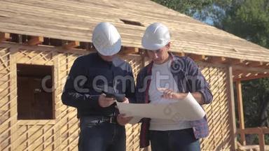 团队合作。 概念建设构建建筑师慢生活方式<strong>运动视频</strong>。 两名戴头盔的男子学习数字