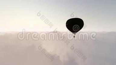 云层上方的单个气球