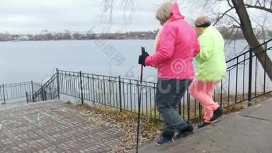 户外老年妇女北欧步行-两名高级女士接受户外训练