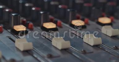 音响工程师在录音室调整混合控制台