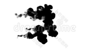 大量的黑色墨水流动在白色上缓慢移动，墨水或烟雾注入。 在水中为印基或
