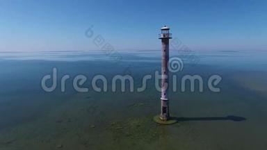 4K. 飞越老灯塔屹立于大海，鸟瞰.. 爱沙尼亚，萨阿雷马岛-基伊普斯阿雷图莱患。