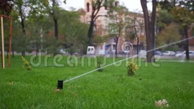园灌喷灌浇水草坪在园区走道附近.. 自动旋转灌溉系统。 青草