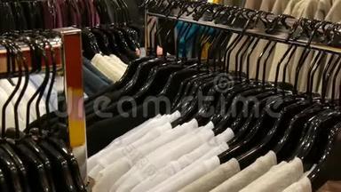 时尚的衣服挂在商场服装店的衣架上。