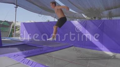 专业体操运动员在蹦床上跳跃，慢动作表演