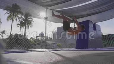 专业体操运动员在蹦床上跳跃，慢动作表演