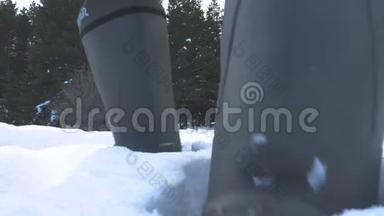 人的脚在深雪中行走。 慢动作视频。 带背包的人在雪林冬天散步。 <strong>克服困难</strong>