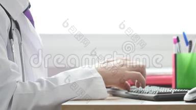 一位医生在他的柜子里用笔记本电脑工作，然后点击电脑鼠标。