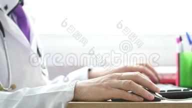 一位医生在他的<strong>柜子</strong>里用笔记本电脑工作，然后点击电脑鼠标。