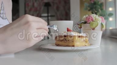 经典的法式甜点millefeuille<strong>放在木板上</strong>。 拿破仑蛋糕<strong>放在</strong>托盘或桌子<strong>上</strong>，<strong>上</strong>面有薄荷和一杯咖啡和鲜花