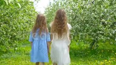美丽的<strong>春日</strong>，盛开的苹果园里可爱的小女孩