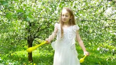 美丽的<strong>春日</strong>，盛开的苹果园里可爱的小女孩