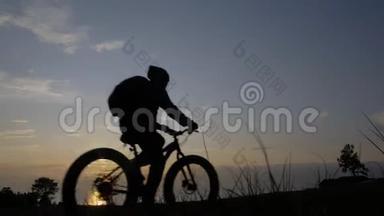夏天在草地上骑肥自行车也叫肥壮自行车或肥壮自行车。