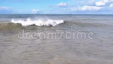 海上风暴。 巨大的波浪在海岸上<strong>撞击</strong>和喷射。 慢动作