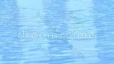 完美无缝的浅蓝水运动表面背景，游泳池