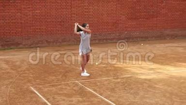 年轻女孩在训练时用网球拍挡住球