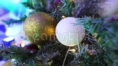 圣诞树上有玩具，圣诞树上有灯，圣诞树上有花环，闪烁着灯光
