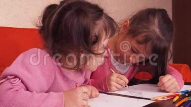 孩子们画<strong>铅笔</strong>。 两个小女孩用蜡笔在纸上<strong>画画</strong>..