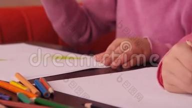 <strong>孩子</strong>们画铅笔。 两个小女孩用蜡笔在纸上<strong>画画</strong>..