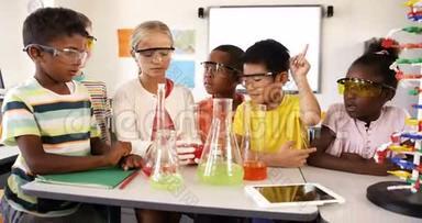 学生们在教室里做化学实验